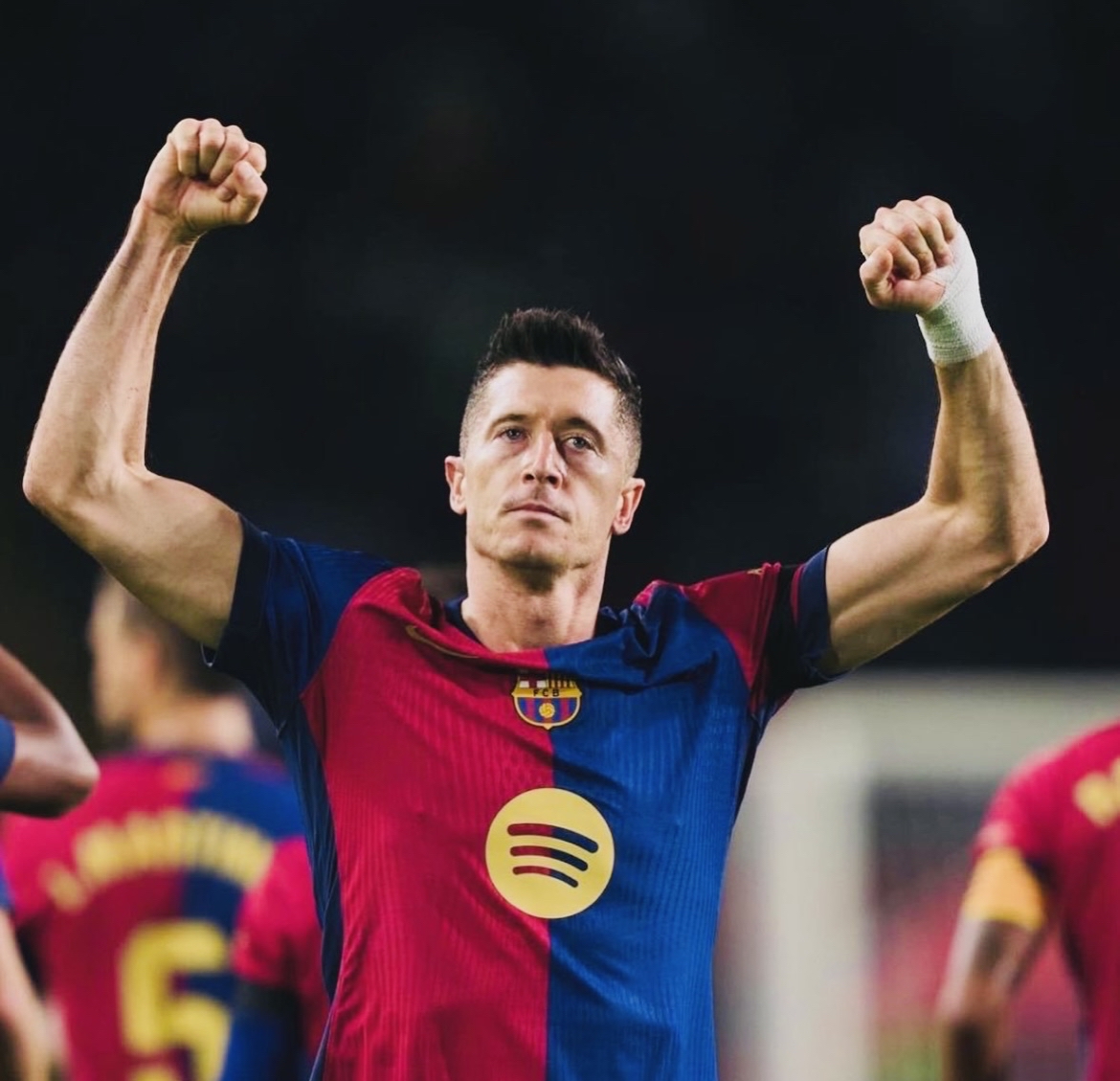 Lanbo-包含莱万多夫斯基重返赛场，反败为胜首场状态出色，加拿大队观众沸腾！比赛高潮迭起的词条